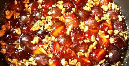 Пирог-перевертыш со сливами и грецкими орехами