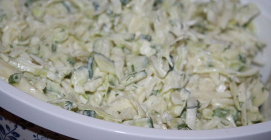 Капустный салат с огурцом и яйцом