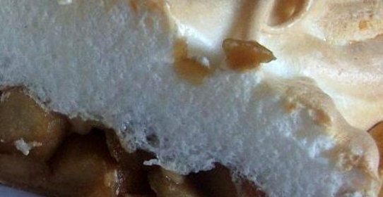 Нежный яблочный пирог с меренгой