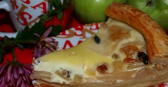 Слоеный пирог с яблоками из готового теста