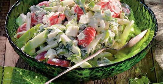 Летний салат с заправкой из брынзы