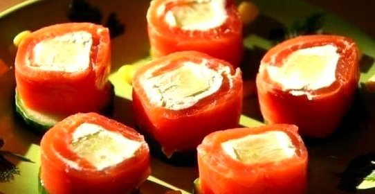 Рулетики из форели с огурцом и сливочным сыром