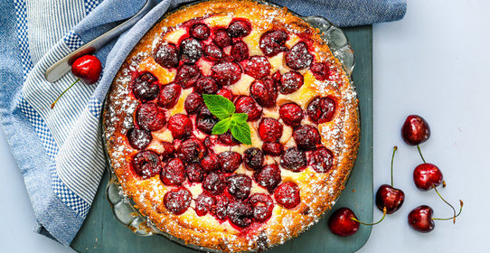 Пирог из черешни с творогом