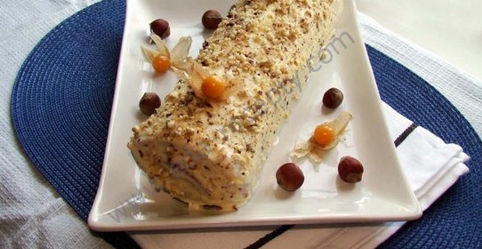 Бисквитный рулет с творожной начинкой и орехами