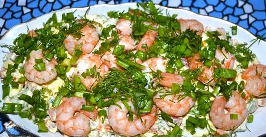 Салат с креветками и красной рыбой