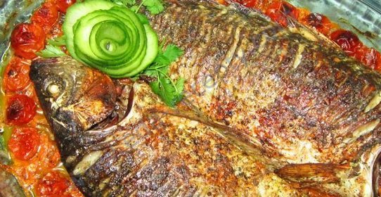 Запеченный карп на подушке из лука и моркови