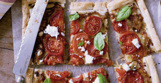 Пирог с помидорами и карамелизованным луком