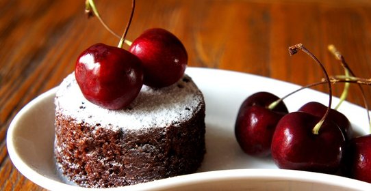 Шоколадные кексы с вишней