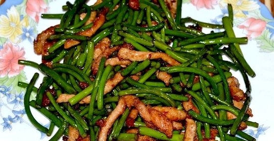 Свинина со стрелками чеснока