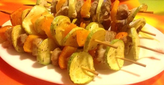 Куриные шашлычки на шпажках с овощами