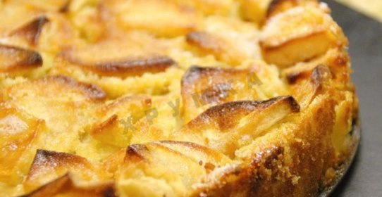 Шарлотка с яблоками корицей и изюмом