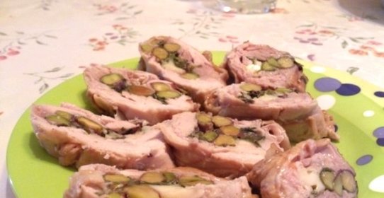 Куриный рулет с фисташками