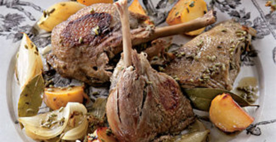 Тушеная утка с репой и белым луком