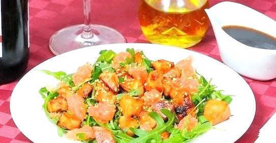 Салат с рукколой, курицей и грейпфрутом