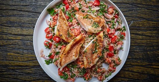 Морской окунь с табуле из киноа