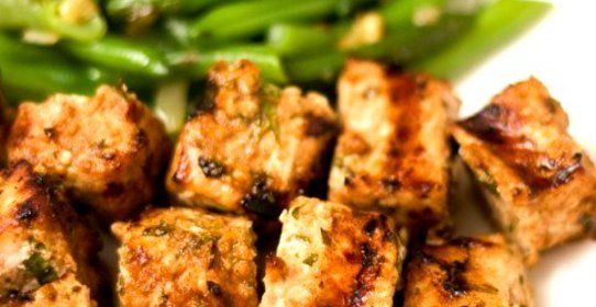 Жареная свинина с рыбным соусом и зеленой фасолью