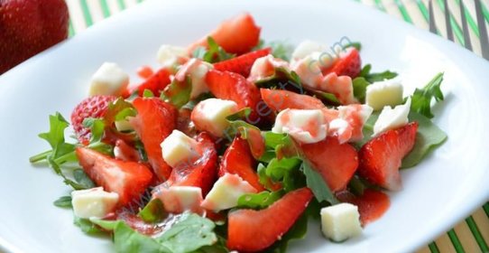 Салат с рукколой и клубникой