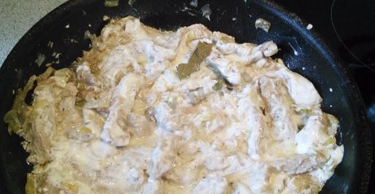 Свинина в сметане тушеная