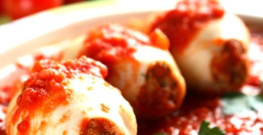 Кальмары, фаршированные телятиной с томатным соусом