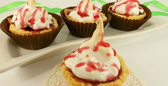 Песочные корзиночки с вишневым джемом и белковым кремом