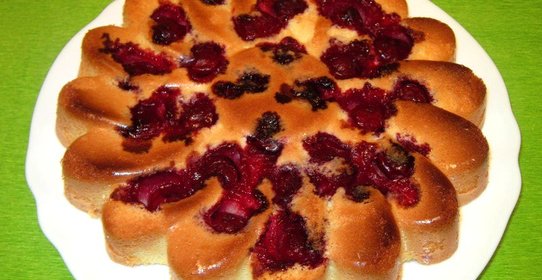 Бисквитный пирог с вишней