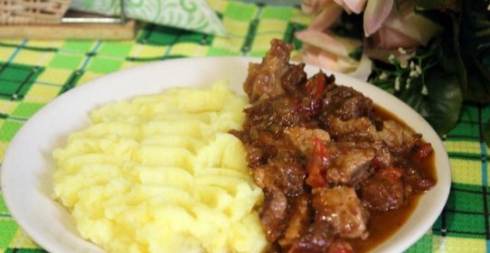 Свинина тушеная с овощами