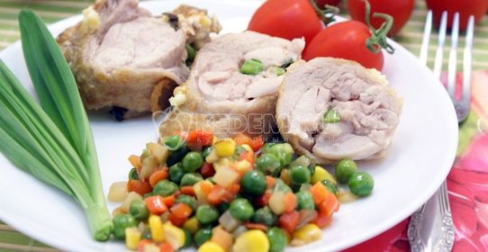 Куриные рулетики с черемшой и сыром