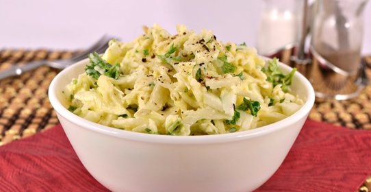 Салат из капусты с подкопченным сулугуни