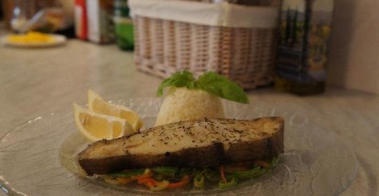 Запеченый палтус на овощной подушке.