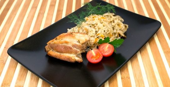 Капуста, тушеная со свиными ребрышками