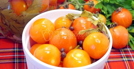 Маринованные помидоры черри с петрушкой