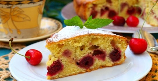 Пирог с вишней и клубникой