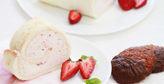 Бисквитный рулет с клубникой