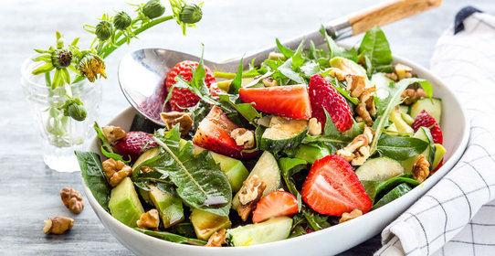 Салат с листьями одуванчика