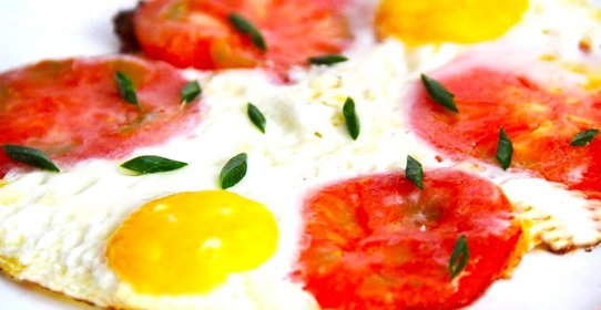 Яичница глазунья с помидорами