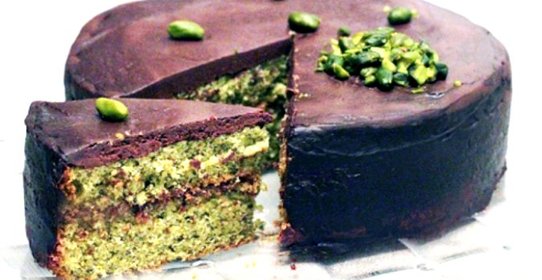 Шоколадный торт с фисташками