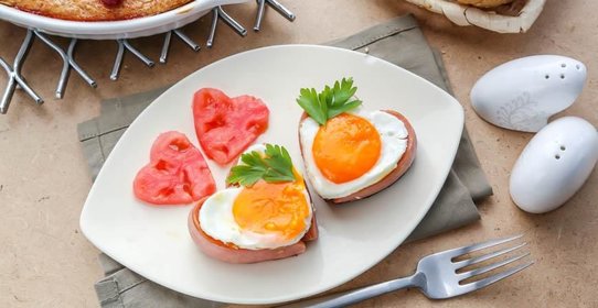 Романтический завтрак яичница с сосиской