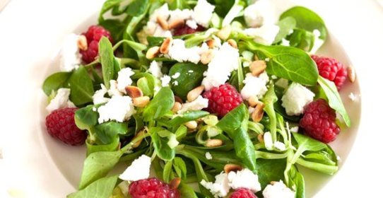 Салат со шпинатом, малиной и фетой