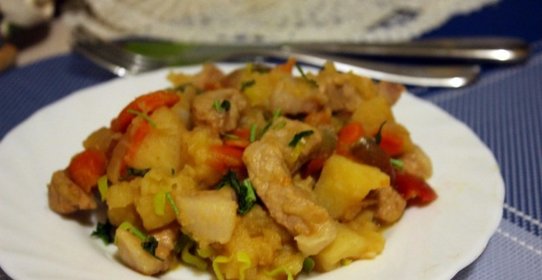 Свинина тушеная с овощами