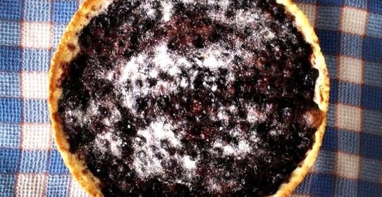 Песочный пирог с черной смородиной