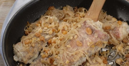 Рыба конгрио в луковой заправке