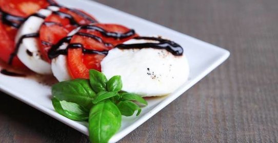 Капрезе под бальзамическим соусом