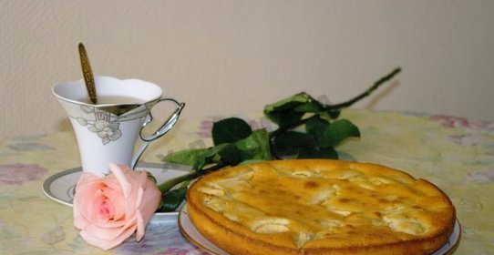 сметанная шарлотка со сметаной с яблоками