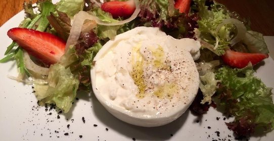 Бурата, микс салатных листьев, инжир, чатни из помидоров