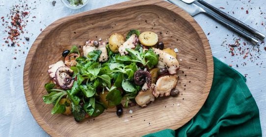 Салат из осьминога с запечённым картофелем