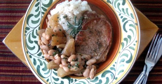 Свиные отбивные с белой фасолью