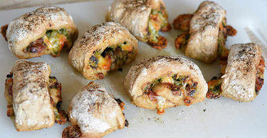 Рулетики с инжиром и соусом песто