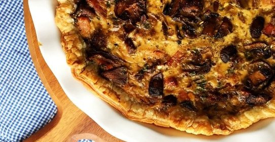 Открытый пирог с грибами и беконом