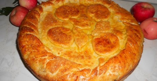 Пирог с томлеными яблоками и вяленой вишней