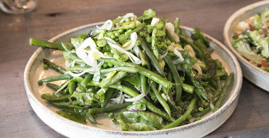 Салат из стручковой фасоли, яблока и фенхеля